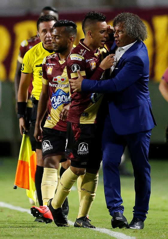 Foto de archivo de Alex Castro festejando un gol con el DT Alberto Gamero en un partido de la Copa Libertadores entre Deportes Tolima y Boca Juniors