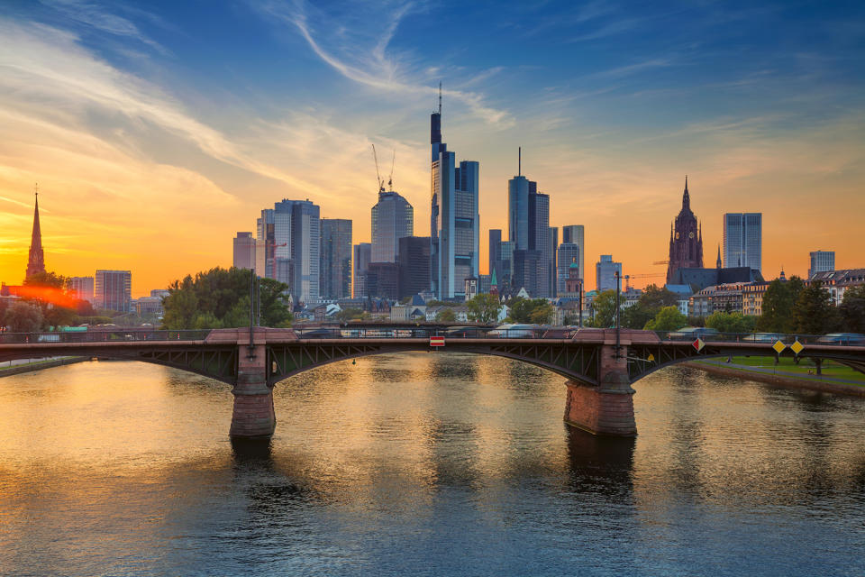 In der Finanzmetropole Frankfurt am Main fließt das Geld. Anscheinend auch bei den Mitarbeitern. Die geben sich mit einem durchschnittlichen Wert von 3,52 mit ihrem Gehalt zufrieden. Platz 6 für "Mainhattan".