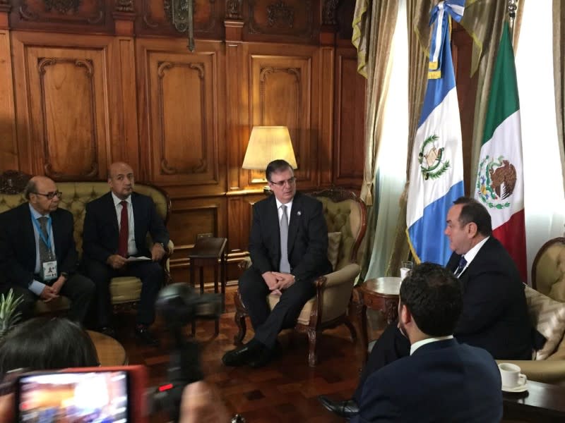 Foto del miércoles del canciller de Mexico, Marcelo Ebrard, reunido con el presidente de Guatemala, Alejandro Giammattei, en la Ciudad de Guatemala