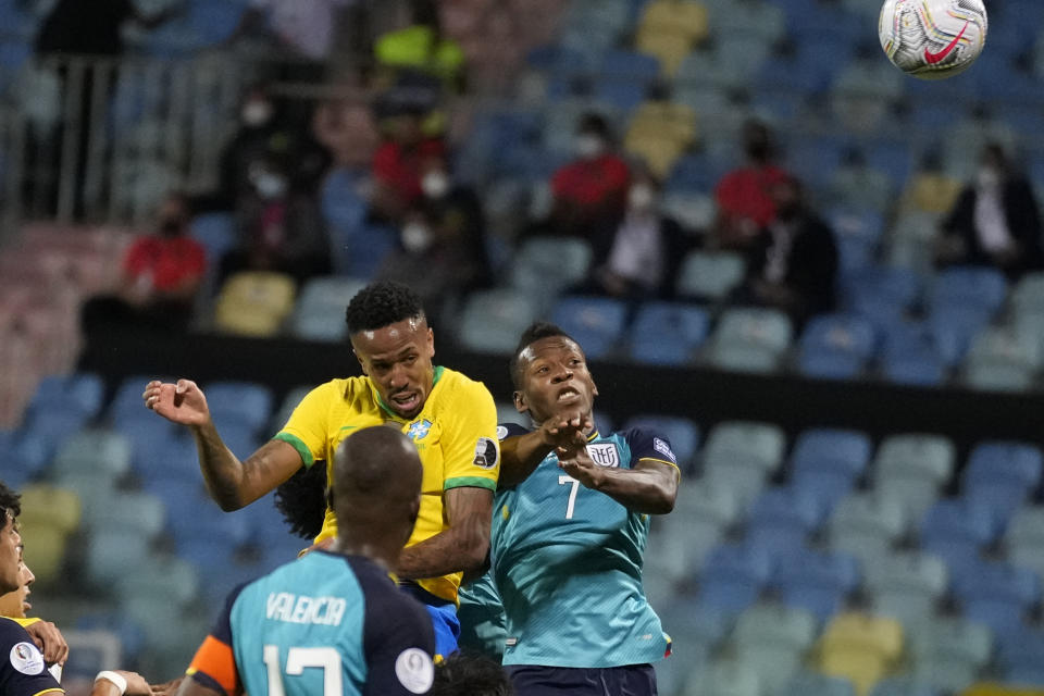 Eder Militao, de Brasil, remata de cabeza para marcar ante Ecuador en un partido de la Copa América disputado el domingo 27 de junio de 2021, en Goiania, Brasil (AP Foto/Ricardo Mazalan)