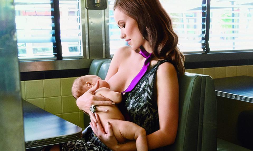 La actriz Olivia Wilde compartió esta imagen en sus redes sociales para promover la lactancia y demostrar que se puede amamantar al bebé en cualquier situación y circunstancia, incluso en una cena de gala. (Foto: Glamour)
