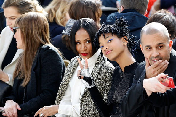 Willow Smith, un style audacieux qui a fait d’elle la nouvelle égérie Chanel, toujours soutenue par sa maman Jada Pinkett Smith.