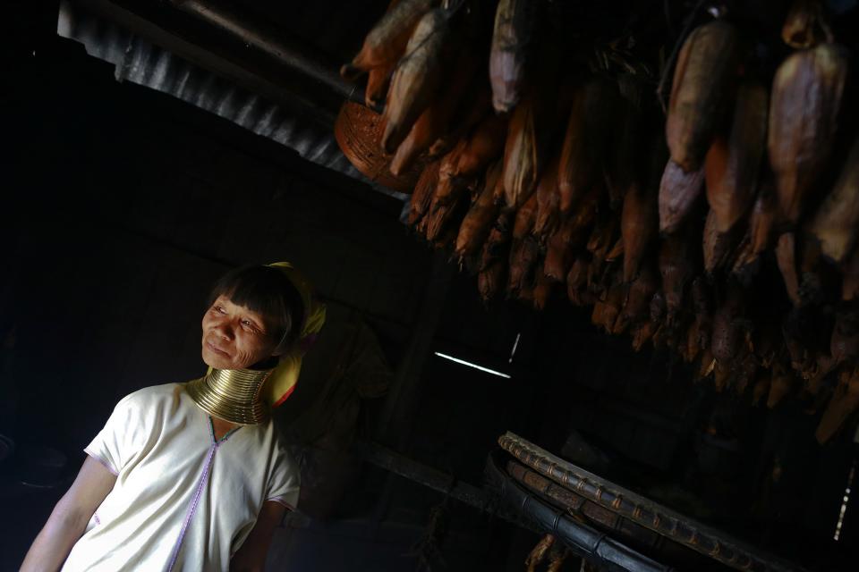 Estas mujeres se han convertido en un fuerte reclamo turístico de Tailandia que ofrece excursiones organizadas a la 'aldea de las mujeres jirafa'. En la imagen vemos a Foun, de 67 años, en su casa de Panpet.