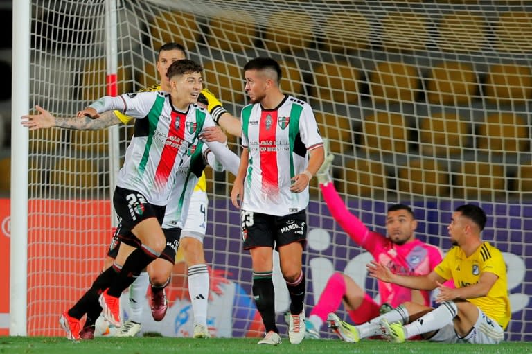 Felipe Chamorro (I) celebra un gol de Palestino sobre Millonarios en la Copa Libertadores el 25 de abril de 2024 en Coquimbo, Chile (Javier TORRES)