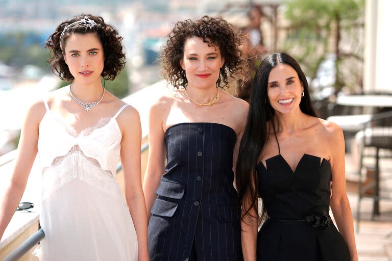 Margaret Qualley, la directora Coralie Fargeat y Demi Moore 