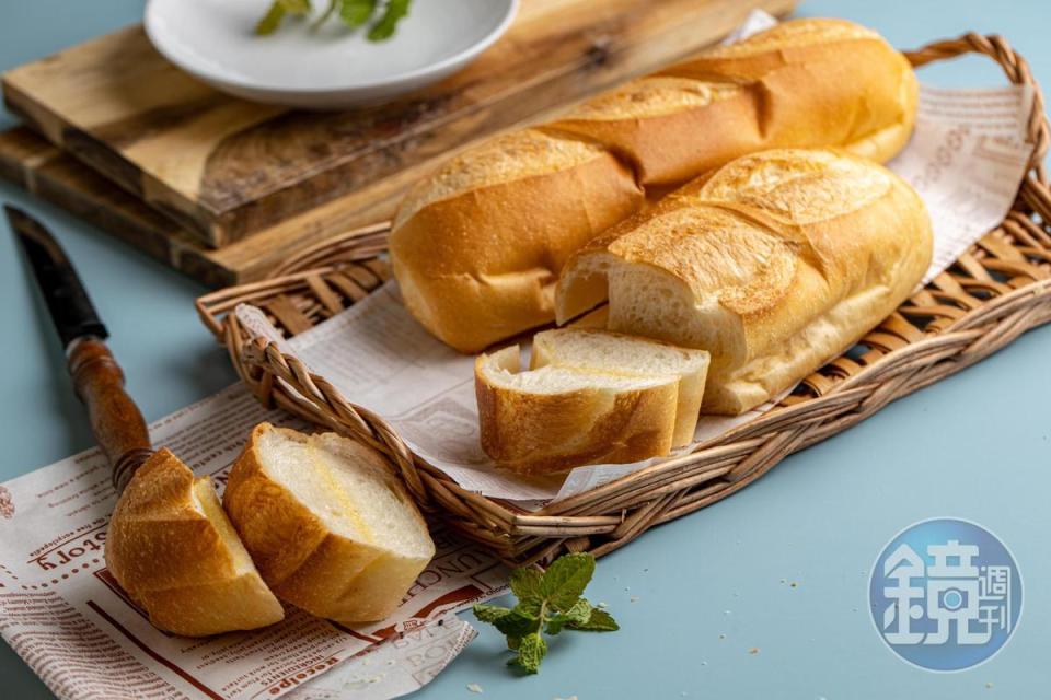 「維也納牛奶麵包」有法式長棍麵包的酥脆、吐司的軟Ｑ，比利時奶油餡香濃，冰過的風味又截然不同。（48元／條）