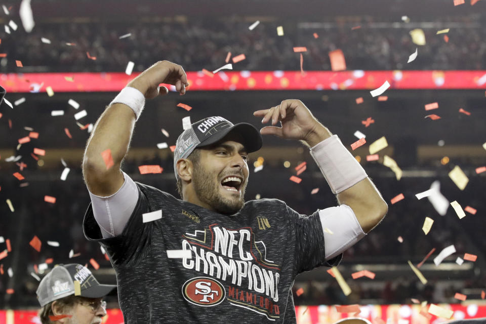 El quarterback de los 49ers de San Francisco Jimmy Garoppolo celebra el triunfo de su equipo ante los Packers de Green Bay en el duelo por el campeonato de la NFC el domingo 19 de enero del 2020. AP Photo/Marcio Jose Sanchez)