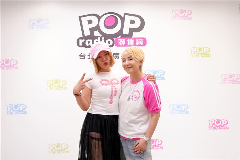 戴愛玲來到POP Radio節目《依同開Mic辣》接受主持人李明依專訪。（圖／POP Radio提供）