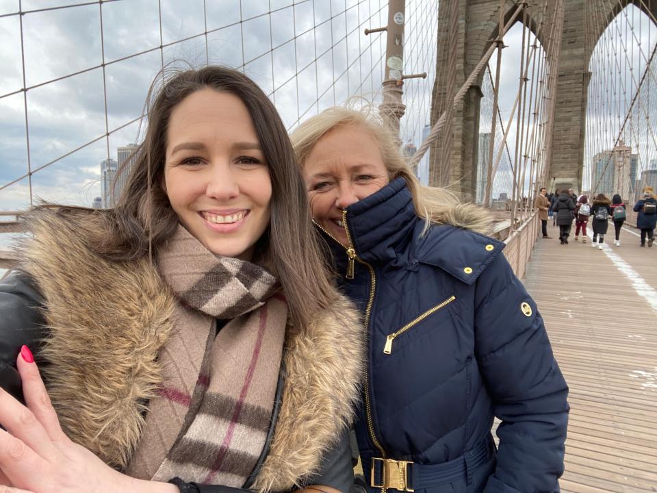 Demi Drew und ihre Mutter sind 2020 gemeinsam über die Brooklyn Bridge gelaufen. - Copyright: Courtesy Demi Drew