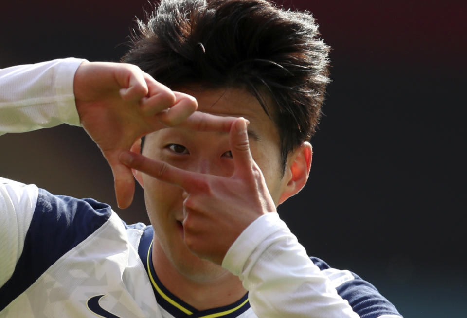 Son Heung-min festeja tras anotar el segundo gol de Tottenham en el partido contra Southampton por la Liga Premier inglesa, el domingo 20 de septiembre de 2020, en Southampton. (Cath Ivill/Pool vía AP)