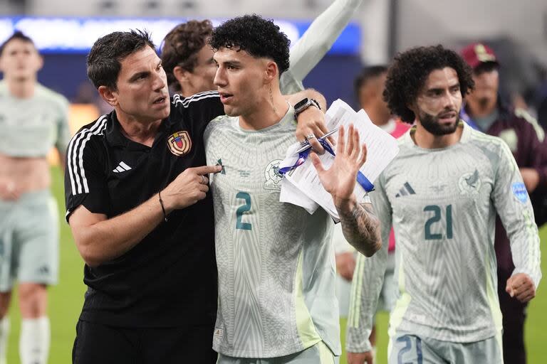 El argentino Leandro Cufré, ayudante de Fernando Batista en Venezuela, consuela al mexicano Jorge Sánchez tras la derrota de México ante la Vinotinto