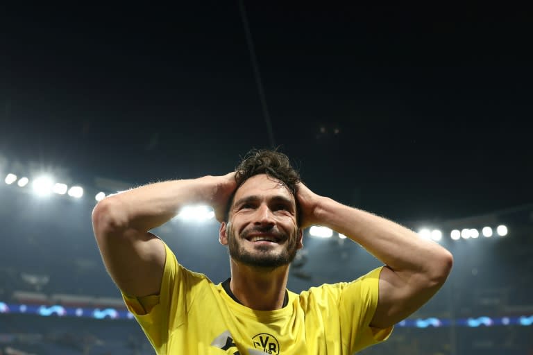 Mats Hummels celebra la victoria con el Borussia Dortmund en el campo del PSG en la vuelta de semifinales de la Liga de Campeones gracias a un gol suyo. En París, el 7 de mayo de 2024 (FRANCK FIFE)