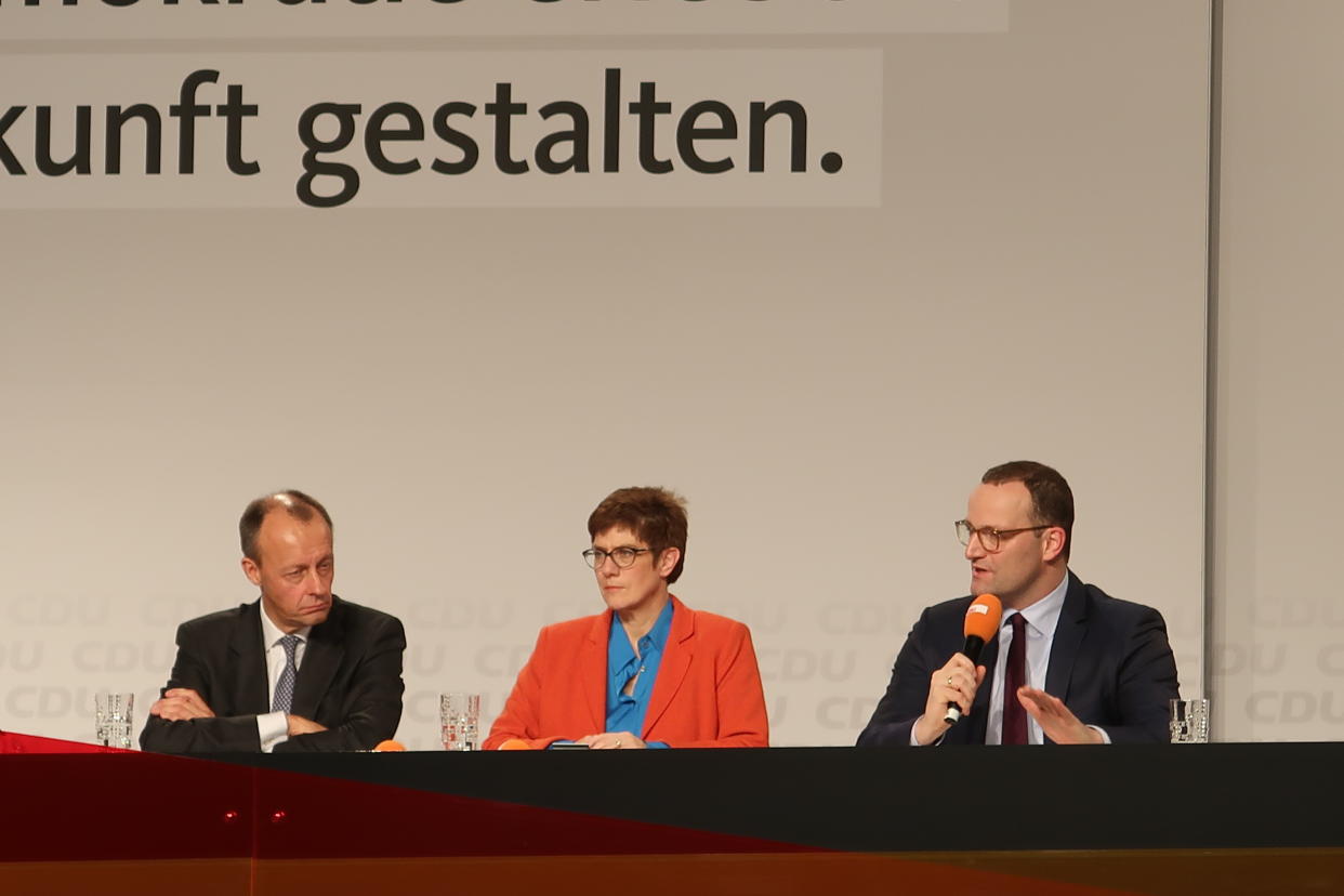 Die Kandidaten beantworten im abgelegenen Idar-Oberstein die Fragen der Parteimitglieder (Bild: Tobias Huch)