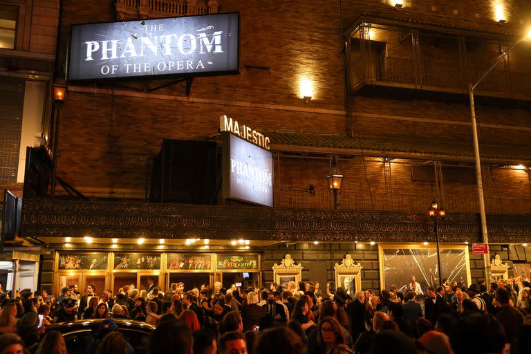 En una noche histórica, cientos de seguidores de El fantasma de la ópera se acercaron al teatro para despedir a esta comedia musical que marcó una época en Broadway