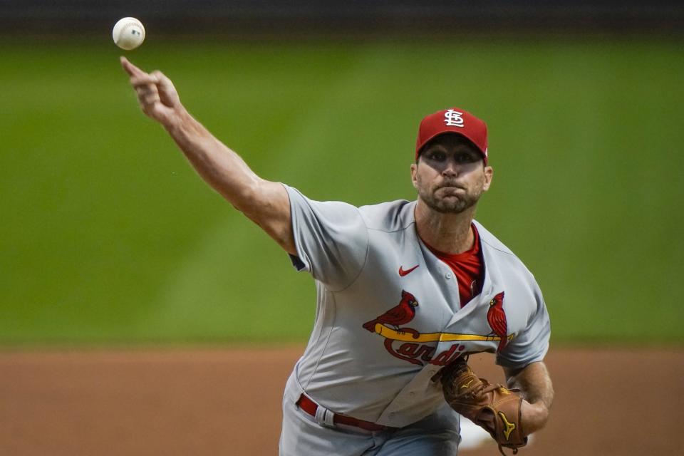 Adam Wainwright, abridor de los Cardenales de San Luis, hace un lanzamiento en el primer juego de una doble cartelera frente a los Cerveceros de Milwaukee, el miércoles 16 de septiembre de 2020 (AP Foto/Morry Gash)