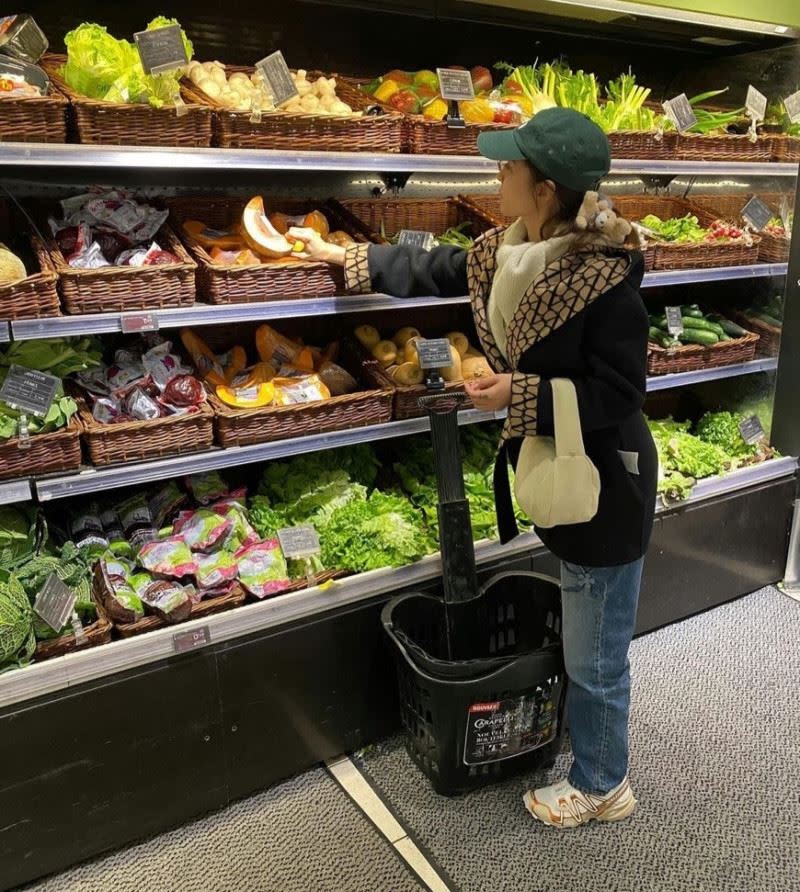工作室曬出蔡依林在巴黎超市採買的照片。（圖／翻攝自IG）