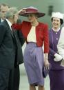 <p>Auch wenn es den Fashion-Begriff „Colour-Blocking“ im Jahr 1989 noch nicht gab – Lady Di hatte den Farbendreh schon raus: Zum fliederfarbenen Bleistiftrock kombinierte sie ein zartgelbes Top, die Bouclé-Jacke im warmen Rotton setzt einen aufregenden Kontrast. </p>