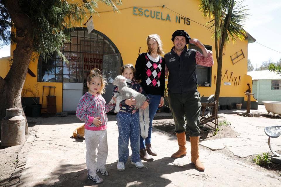 Cristián Kurtz, Carina Laglyze y sus hijas Berenice y Candelaria