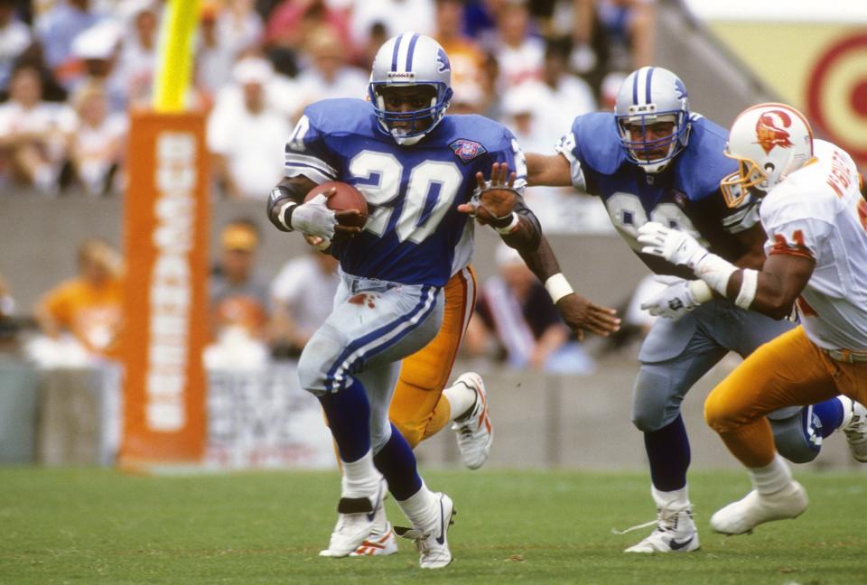TAMPA BAY, FL - OCTOBER 2, 1994:  Barry Sanders #20 of the Detroit Lions carries the ball against the Tampa Bay Buccaneers in a NFL football game October 2, 1994 at Tampa Stadium in Tampa Bay, Florida. The Buccaneers won 24 - 14. Sanders played for the Lions from 1989-98.(Photo by Focus on Sport/Getty Images)