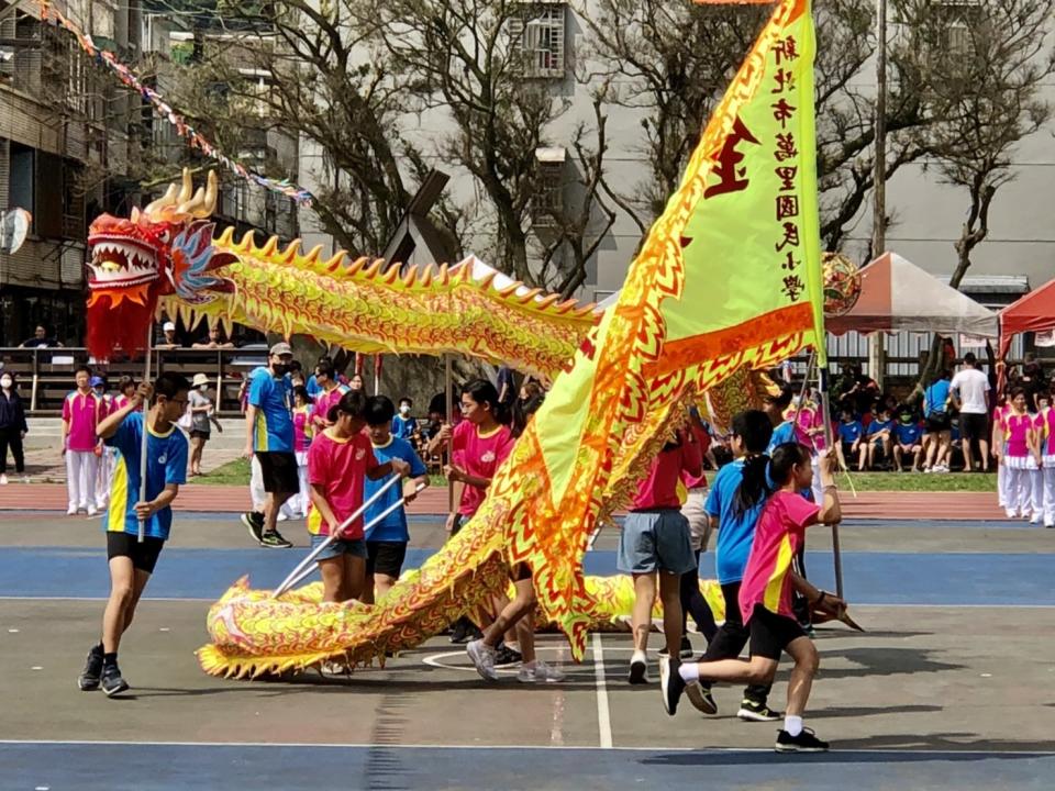 萬里國小校慶贈「復刻版運動服」，偏鄉學童守護百年校史。