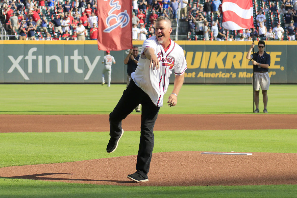 Chipper Jones flubs foul ball in stands at Braves' NLDS Game 3