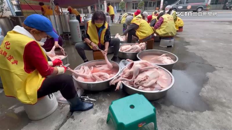 婆婆媽媽清洗著鵝肉，將為香燈腳大軍準備美味大餐。