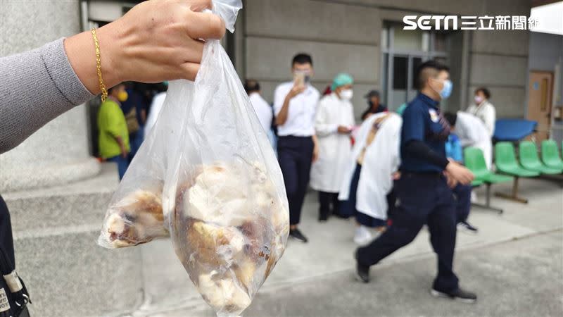 新北市樹林南下的旅行團，8日在某甕窯雞餐廳用餐後，陸續出現上吐下瀉情形。（圖／翻攝畫面）