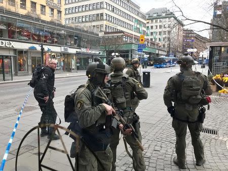 Un camión arremetió el viernes contra una multitud en una calle comercial y se estrelló contra unos grandes almacenes el centro de Estocolmo, matando a tres personas e hiriendo a ocho en lo que el primer ministro sueco dijo que parecía ser un ataque terrorista. En la imagen, agentes de policía en el centro de Estocolmo, el 7 de abril de 2017. REUTERS/Daniel Dikson