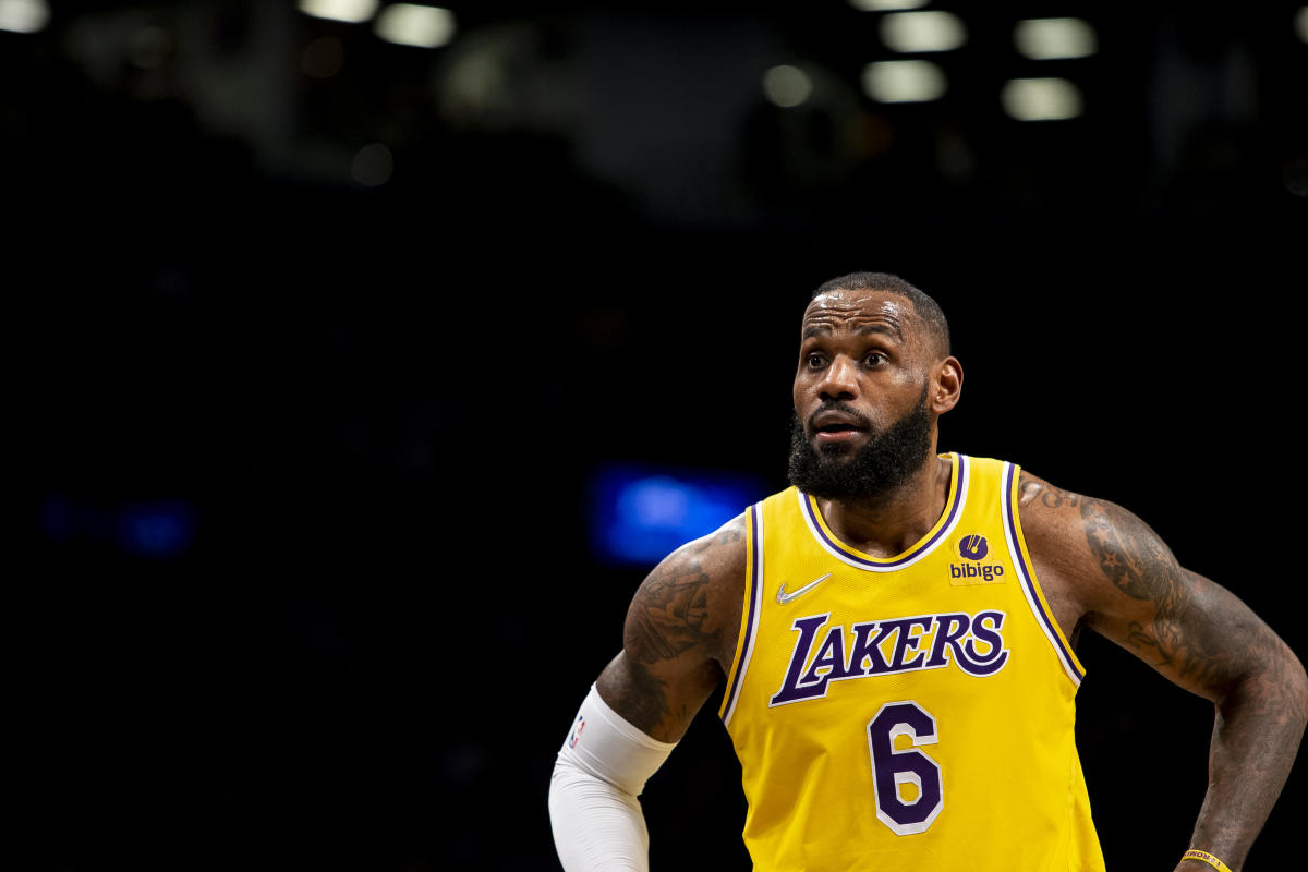 LeBron James sits out vs 76ers with sore left knee