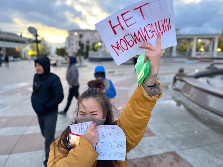 Una mujer en Siberia con un cartel en el que se lee "no a la movilización"