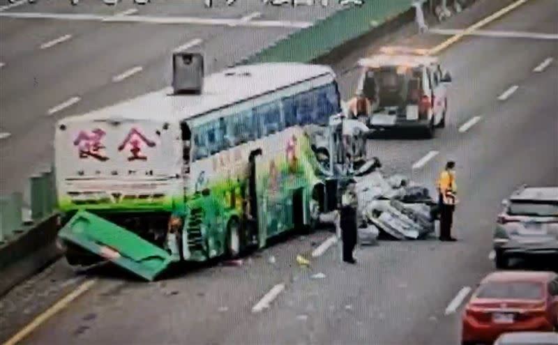 國道三號斗六段發生遊覽車擦撞轎車事故。（圖／翻攝畫面）