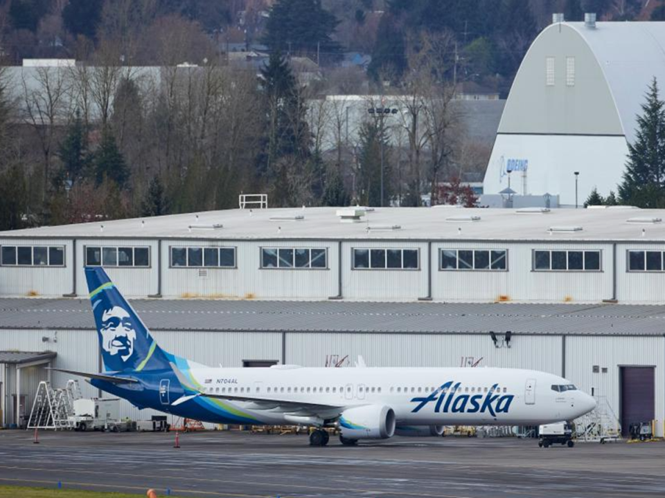 美國航空安全監管機構下令，停飛部分波音737-9同型飛機，以進行檢查。