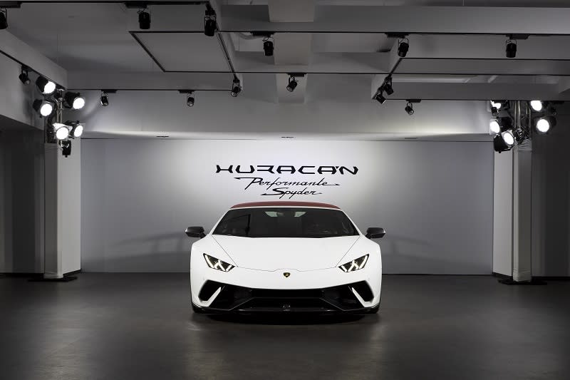 搭載5.2升 V10自然進氣引擎與全時四驅，Performante Spyder 0-100 km/h加速僅需3.1秒，0-200 km/h 為9.3秒，極速為325 km/h。