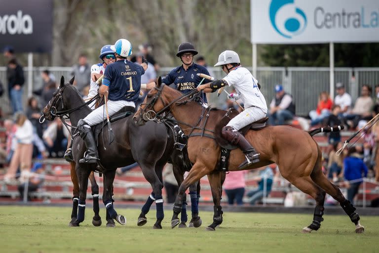 Saludos entre Cambiaso y Caset y Stirling y Nero: un partido especial