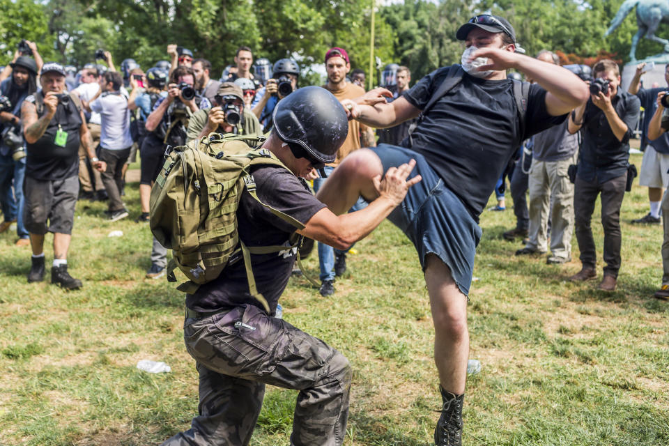 <p>In und rund um Charlottesville kam es am Wochenende wiederholt zu gewalttätigen Auseinandersetzungen zwischen Rechtsextremen und Gegendemonstranten. (Bild: ddp Images) </p>