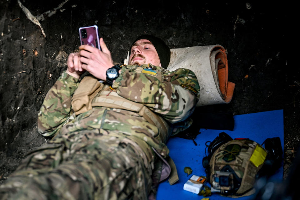 Die Nutzung von Smartphones kann während militärischer Einsätze zu einer echten Gefahr für Soldaten werden. - Copyright: picture alliance / abaca | Smoliyenko Dmytro/Ukrinform/ABACA