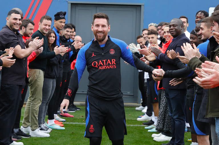 Messi fue recibido en PSG por un pasillo de honor hecho por empleados y compañeros del club (@PSG_Inside)