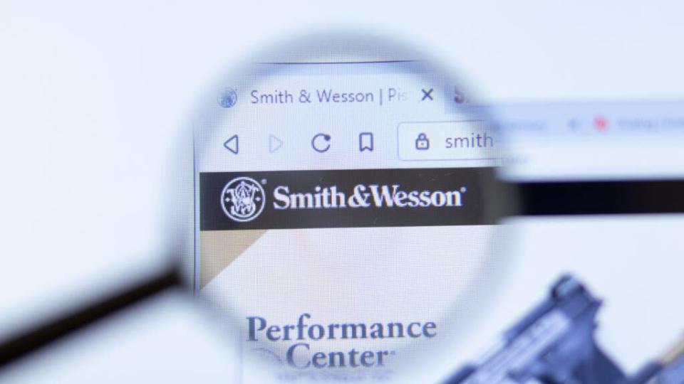 How To Earn $500 A Month From Smith & Wesson Brands Stock Ahead Of Q1 Earnings Report