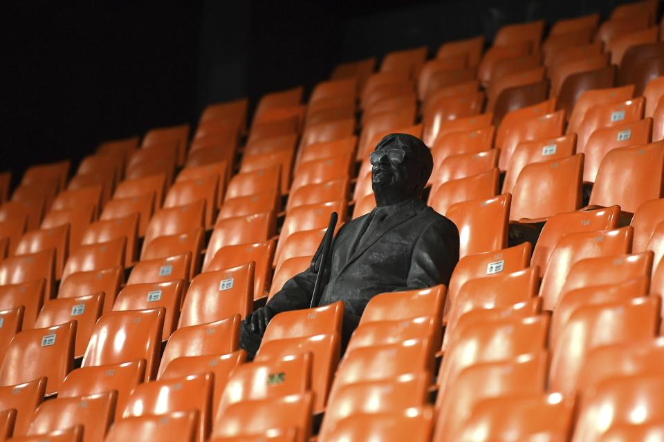 Una estatua que representa a un exaficionado aparece solitaria en las tribunas durante el juego de vuelta por los octavos de final de la Liga de Campeones entre Valencia y Atalanta, el martes 10 de marzo de 2020, en Valencia, España. El encuentro se realizó a puerta cerrada ante el brote del nuevo coronavirus. (UEFA vía AP)