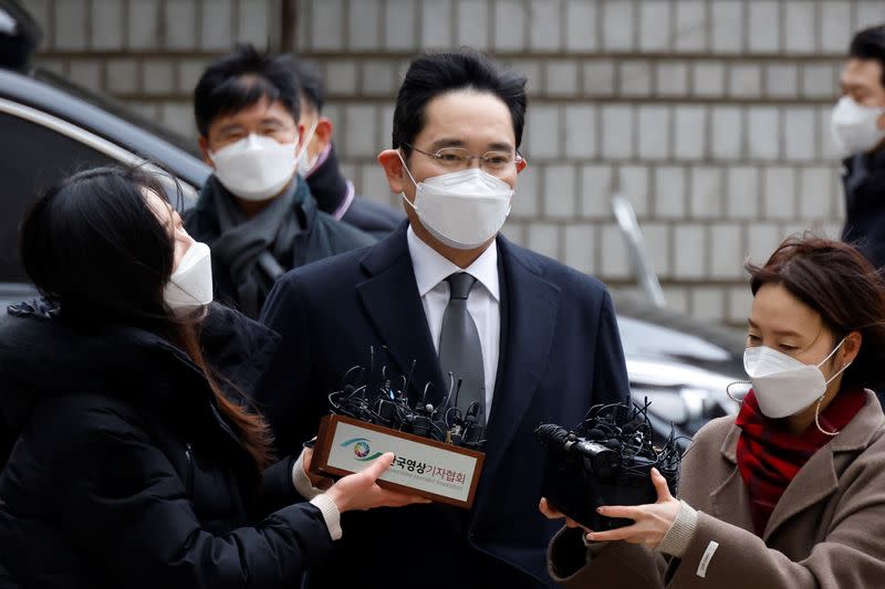 Samsung Group heir Jay Y. Lee arrives at a court in Seoul