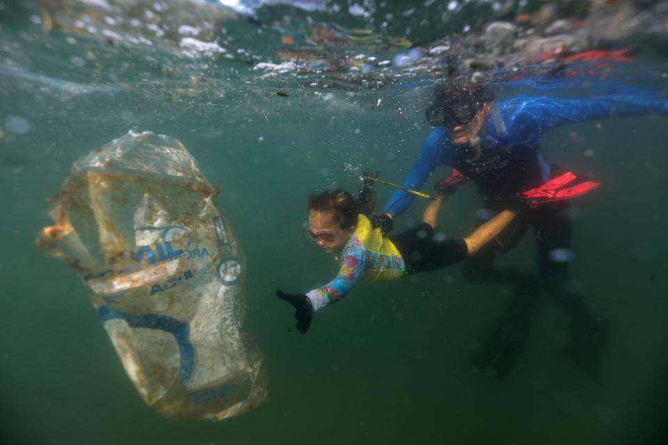 La niña de 4 años que limpia la basura del océano