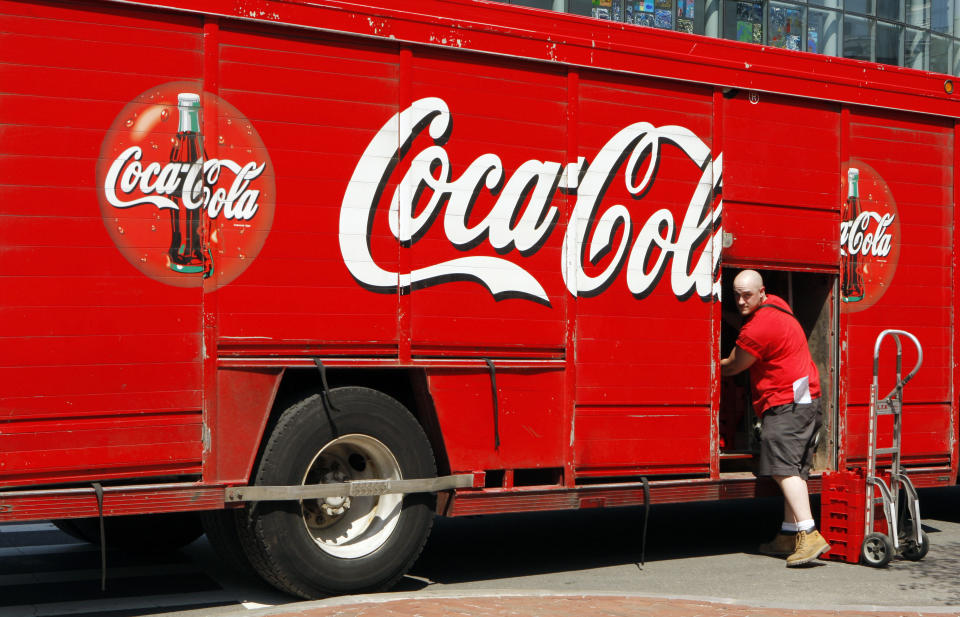 A driver delivers Coca-Cola products to stores in Boston, Massachusetts, April 24, 2008. Coca-Cola Enterprises Inc. reported a lower-than-expected quarterly profit on   Thursday, saying the weak U.S. economy weighed on soft drink   sales, sending shares of the largest bottler of Coca-Cola Co. products down almost 6 percent.    REUTERS/Brian Snyder    (UNITED STATES)