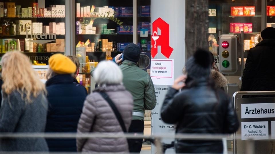 Passanten stehen Schlange vor einer Apotheke. Menschen, die vollständig gegen das Coronavirus geimpft sind, können sich ab heute in Apotheken einen digitalen Impfnachweis abholen.