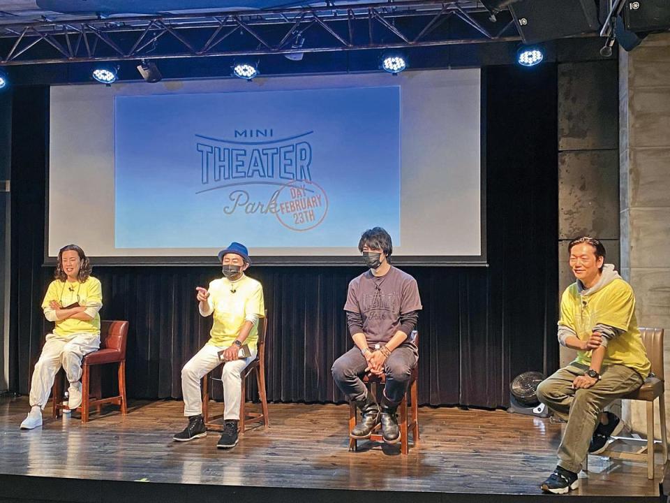 日本演員井浦新（右一）、齋藤工（右二）與渡邊真起子（左一）發起「mini theater park」企劃，幫助小型戲院生存，並積極出席活動振奮士氣。左二為活動嘉賓、主播笠井信輔。（翻攝自minitheaterpark推特）