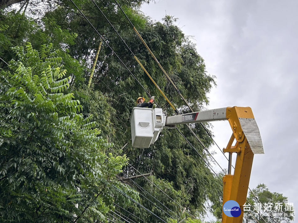 海葵造成彰化2,000餘戶停電已全數復電　並派人力機具前往高雄支援搶修