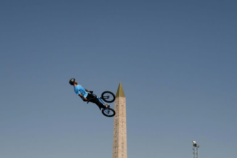 El argentino José 'Malingo' Torres, oro olímpico en BMX freestyle, durante una sesión de entrenamiento de los Juegos Olímpicos de París-2024 en la Plaza de la Concordia, el 29 de julio de 2024 (JEFF PACHOUD)