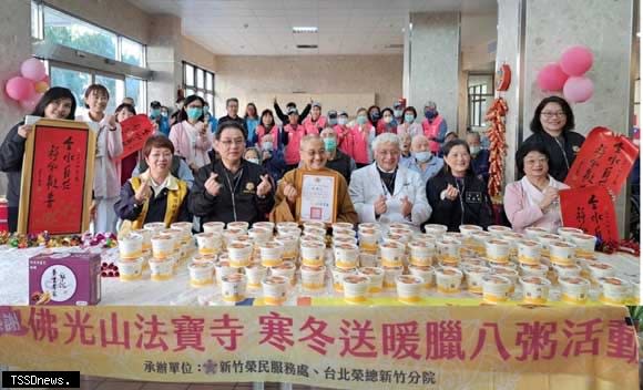 佛光山法寶寺監寺覺舜法師（前排中）寒冬送臘八粥並獻上新年祝福，讓北榮新竹分院長期住院榮民備感溫暖。