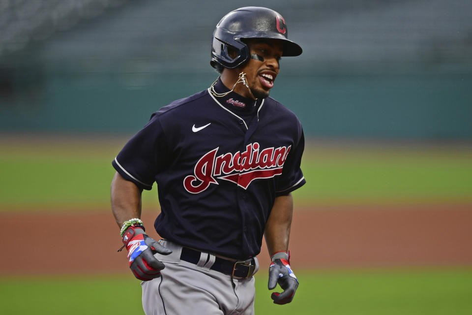 ARCHIVO - En imagen de archivo del 10 de julio de 2020, el puertorriqueño Francisco Lindor, de los Indios de Cleveland, recorre las bases tras conectar un cuadrangular durante un partido de práctica en el Progressive Field de Cleveland. (AP Foto/David Dermer, archivo)