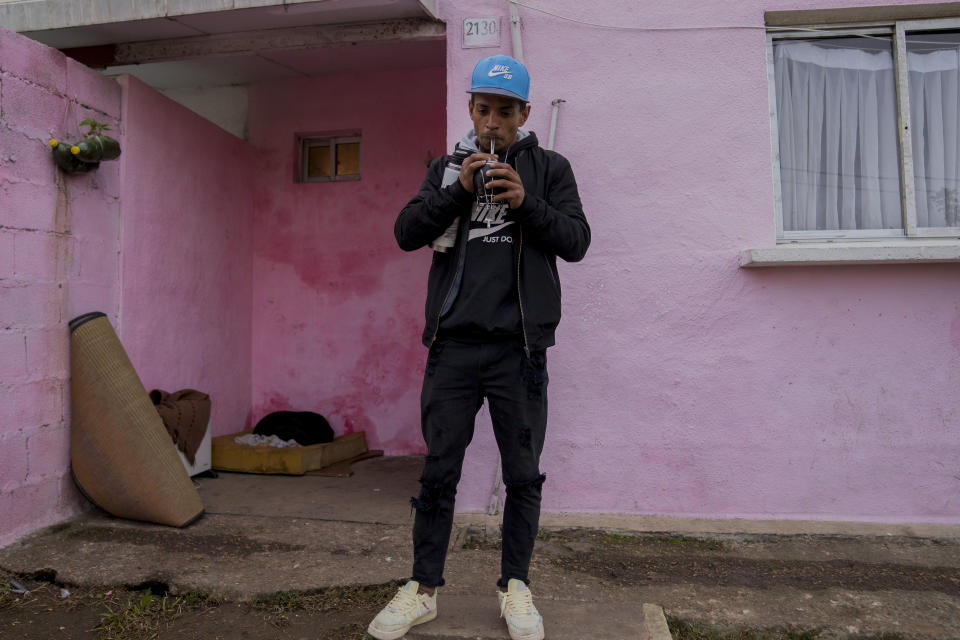 Álvaro Sosa bebe mate hecho con agua del grifo de la cocina, afuera de su casa en Montevideo, Uruguay, el viernes 23 de junio de 2023. (AP Foto/Matilde Campodonico)