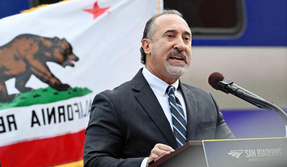 El director de Caltrans, Tony Tavares, habla durante una ceremonia de presentación de los nuevos vagones de Amtrak venture en las instalaciones de mantenimiento ferroviario ACE en Stockton, California, el martes 5 de marzo de 2024.